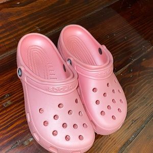 hardly worn melon pink crocs. size 7 in womens.